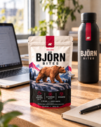 Björn Bites Hallon på skrivbordet