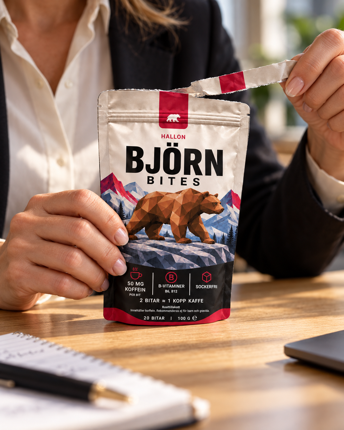 Björn Bites Hallon öppnas vid skrivbordet
